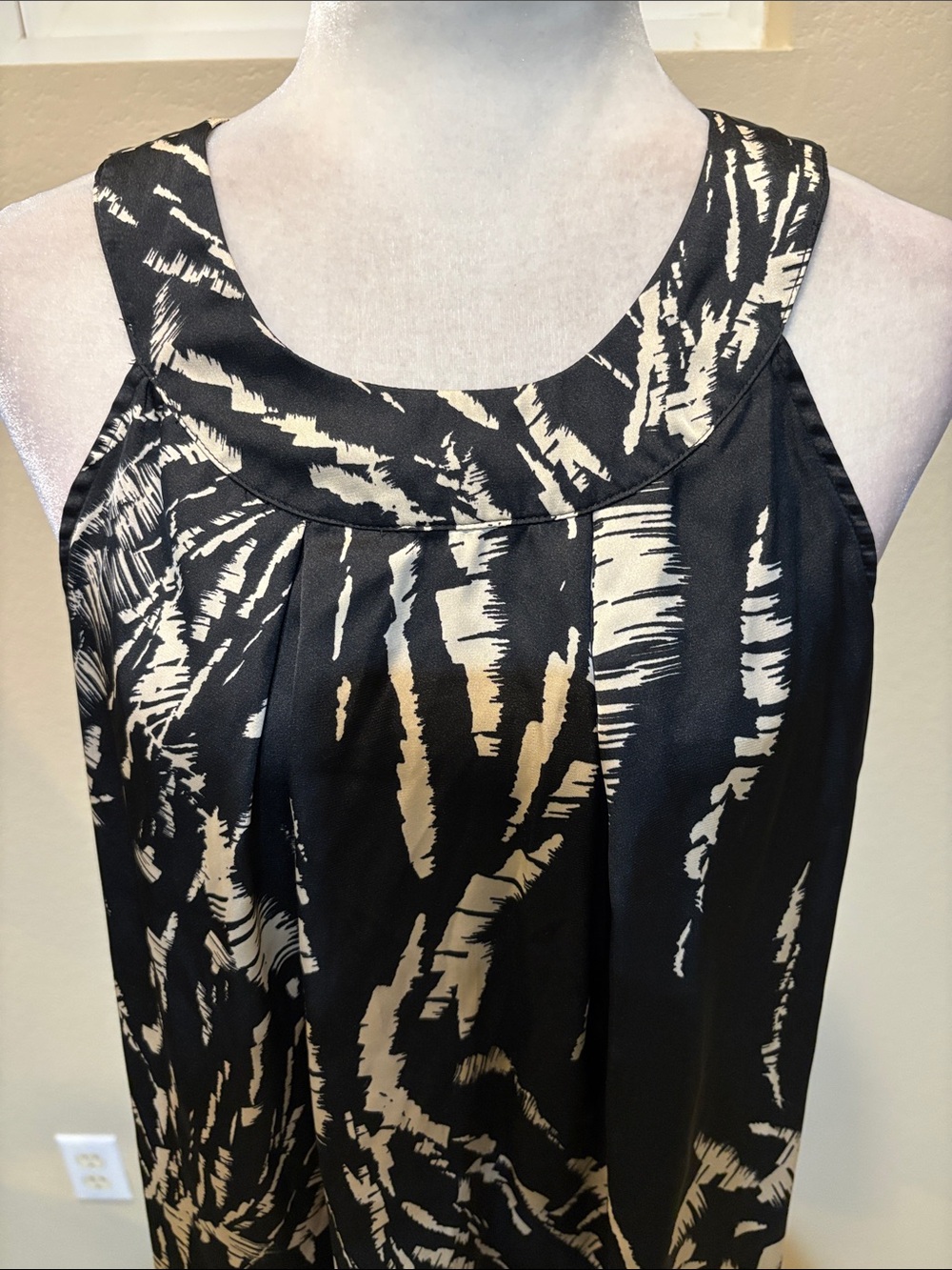 a.n.a Black and Cream Abstract Halter Camisole with Tie Back-Size M - Picture 6 of 12